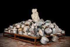 Day-by-day-2025-Instalacion-de-escultur-a-de-marmol-y-469-ollas-de-presion-1