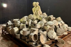 Day-by-day-2025-Instalacion-de-escultur-a-de-marmol-y-469-ollas-de-presion-2