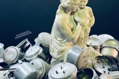 Day-by-day-2025-Instalacion-de-escultur-a-de-marmol-y-469-ollas-de-presion-3