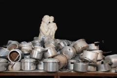 Day-by-day-2025-Instalacion-de-escultur-a-de-marmol-y-469-ollas-de-presion-4