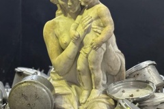 Day-by-day-2025-Instalacion-de-escultur-a-de-marmol-y-469-ollas-de-presion-5