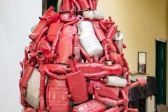 Escapando-2023-Escultura-con-tubos-de-escape