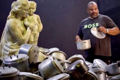 PORTADA-Day-by-day-2025-Instalacion-de-esc-ultura-de-marmol-y-469-ollas-de-presion