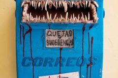 Quejas-y-sugerencias-2013-Objeto-intervenido-Buzon-postal-con-pintura-y-dientes-de-cerdo-y-tiburon