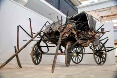 Rebelion-2019-Instalacion-Carruaje-de-caballos-del-siglo-XIX-y-523-machetes-1