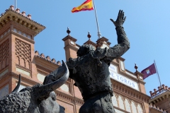 El torero bordelés José Cubero, "Yiyo", saluda la puerta grande de Las Ventas. Murió a los 21 años por una cornada en el corazón.