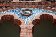 Arcos trilobulados. Los escudos realizados en cerámica representan todas las provincias españolas.