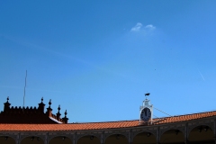 Un reloj en el tejado del coso marca el año intermedio entre  el momento del inicio de la construcción y la primera corrida, 1930.