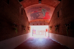 Puerta de arrastre. Por aquí salen, arrastrados por caballos, los astados, babeando sangre.