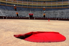 Muleta sobre el ruedo.