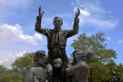 El matador Antonio Bienvenida sale en hombros por la puerta grande. Obra del escultor barcelonés Luis A. Sanguino.