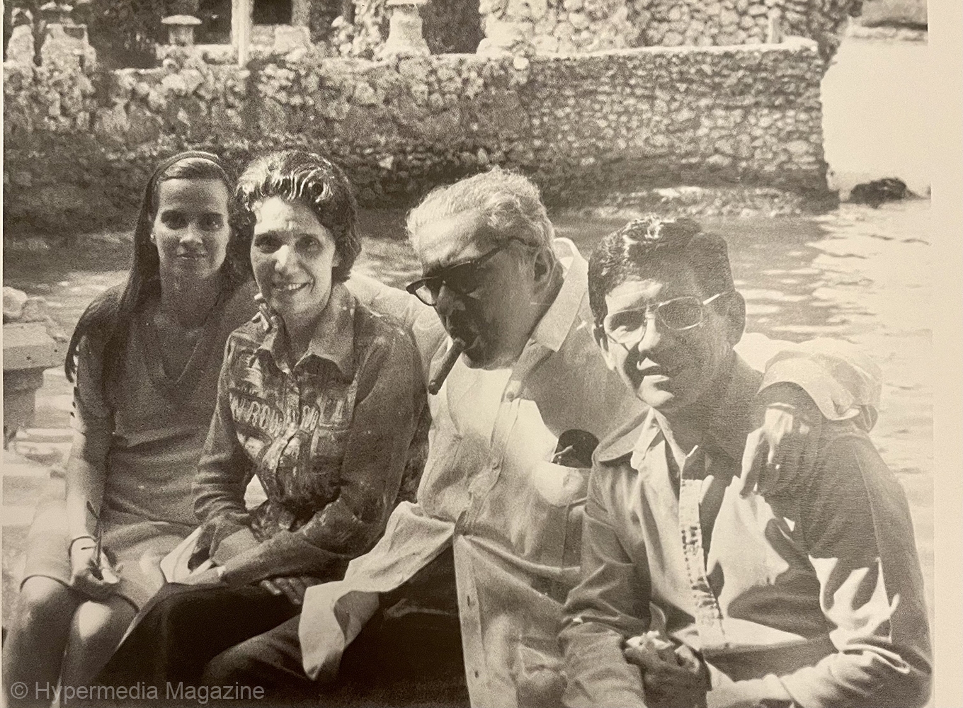 Chantal Dumaine, María Luisa Bautista, José Lezama Lima y José Triana en el patio del restaurante 1830 (mayo de 1976).