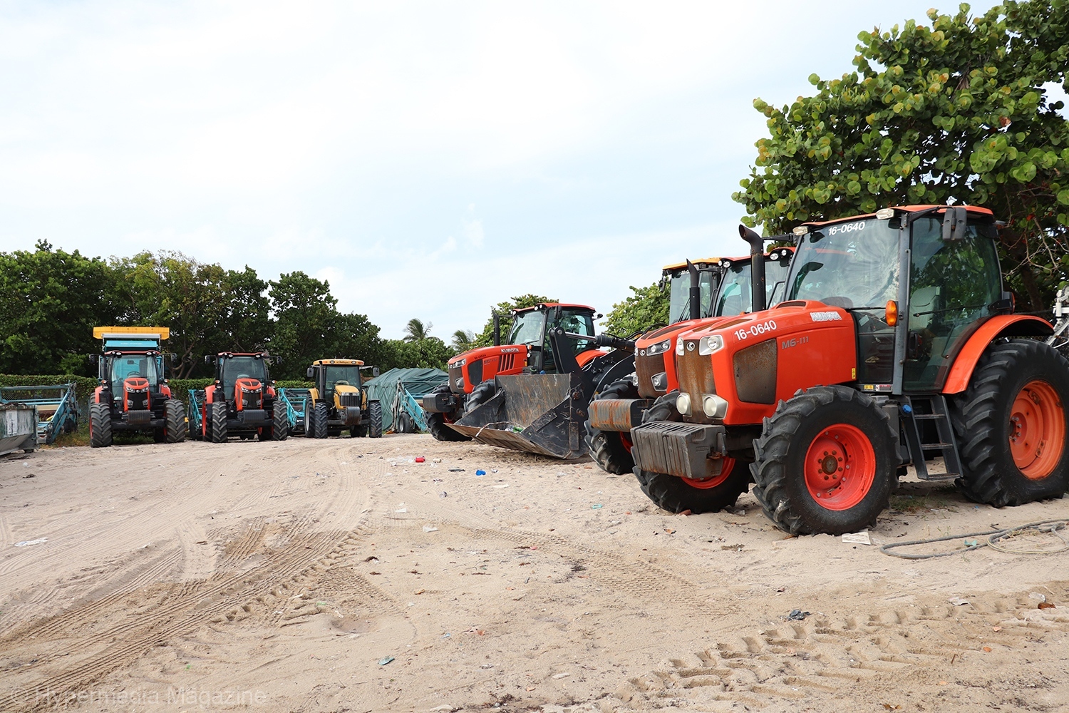 Tractores en el North Beach Oceanside Park