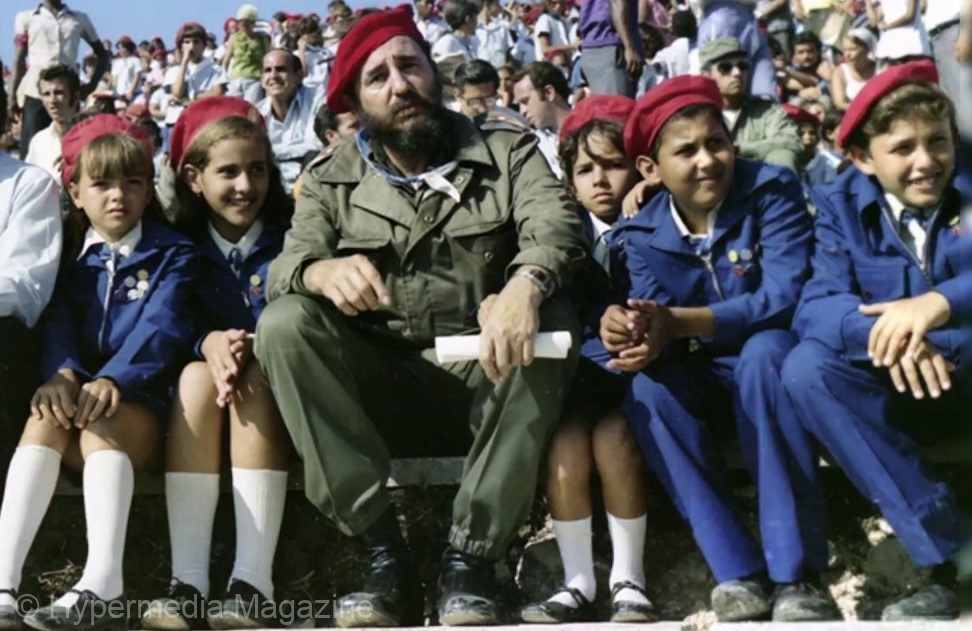Fidel Castro junto a estudiantes