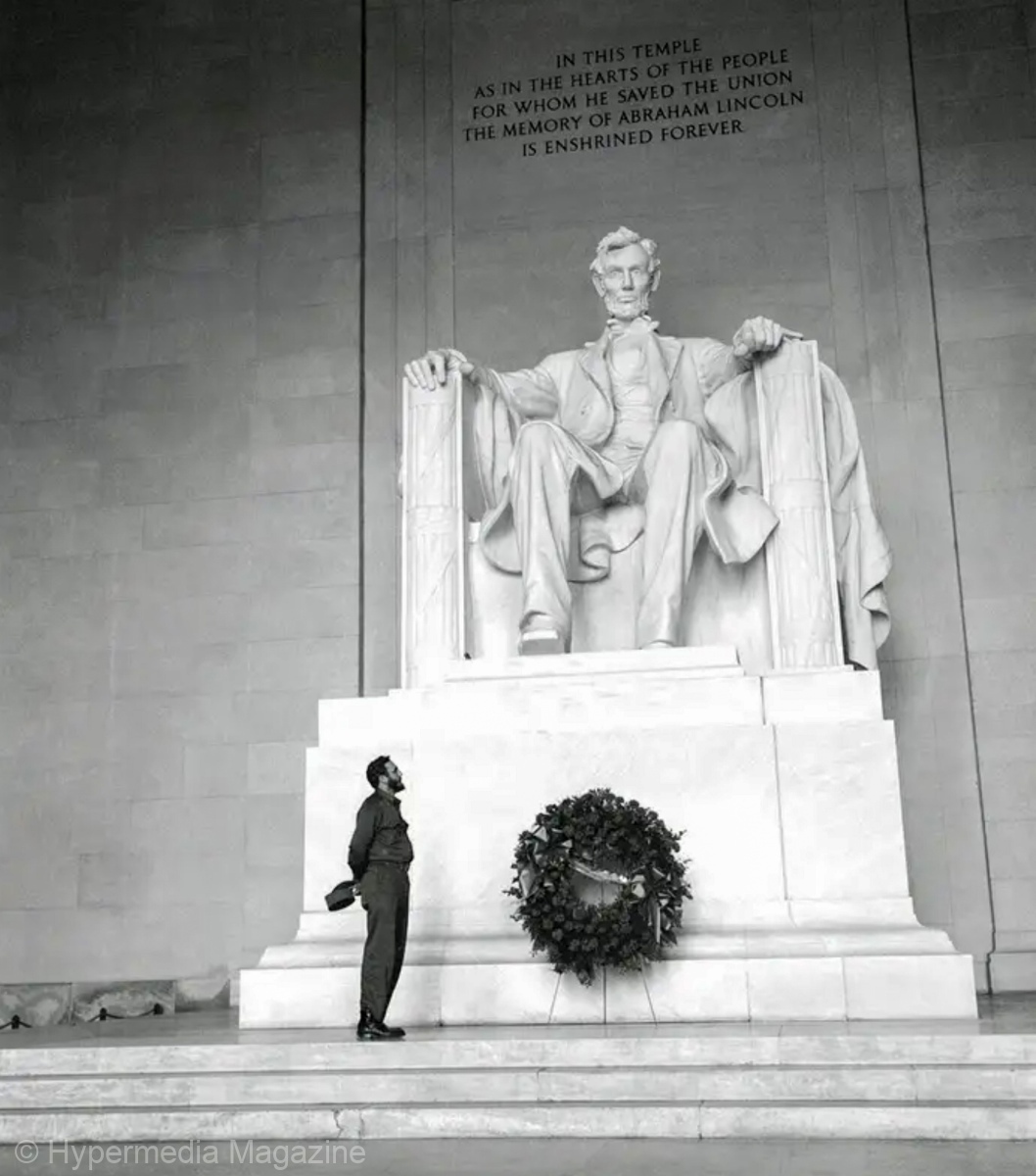 Fidel Castro en el Monumento a Abraham Lincoln, en Washington DC, EE.UU. (1959)