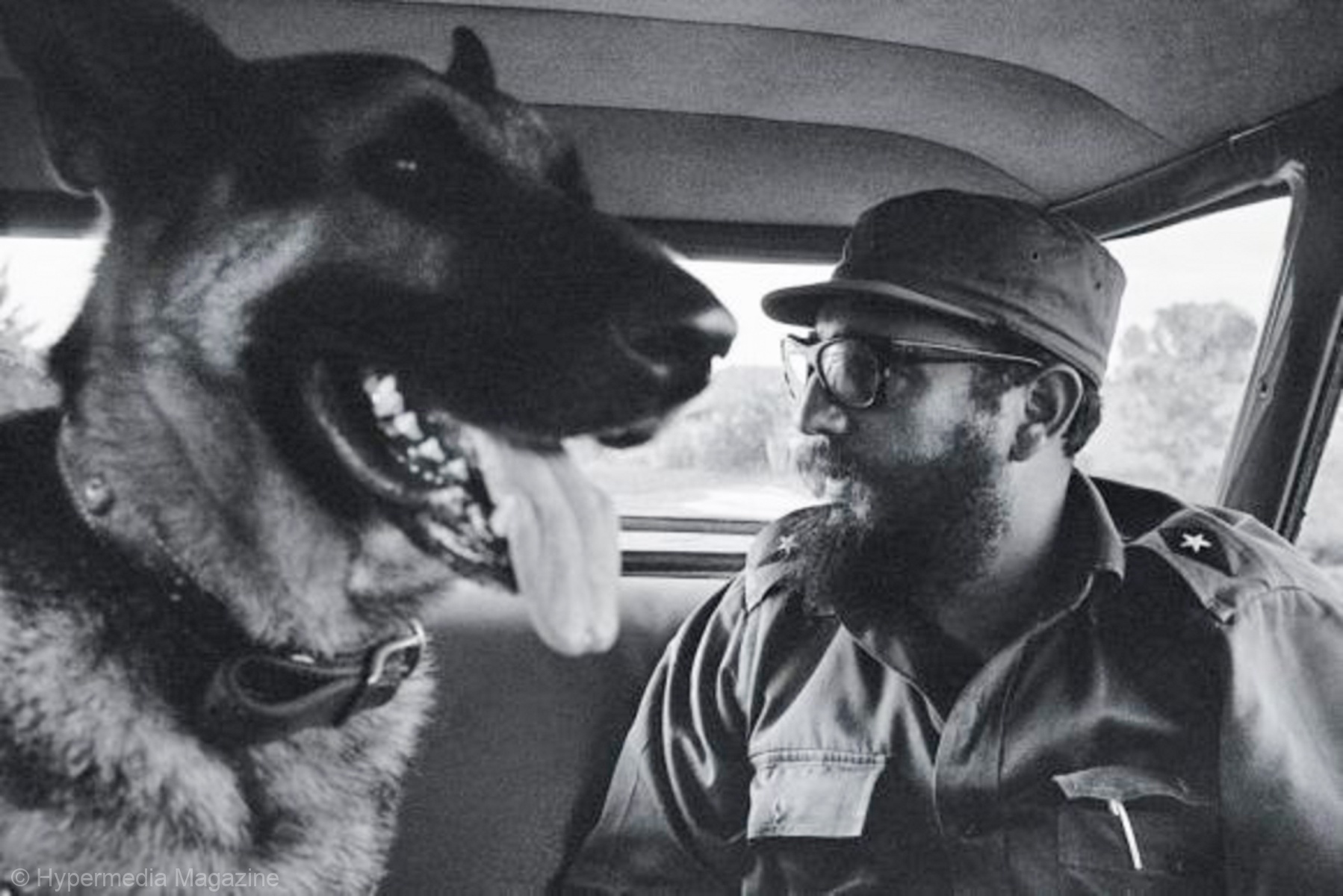 Fidel Castro con su perro Guardián, 1965 (Foto: Lee Lockwood)