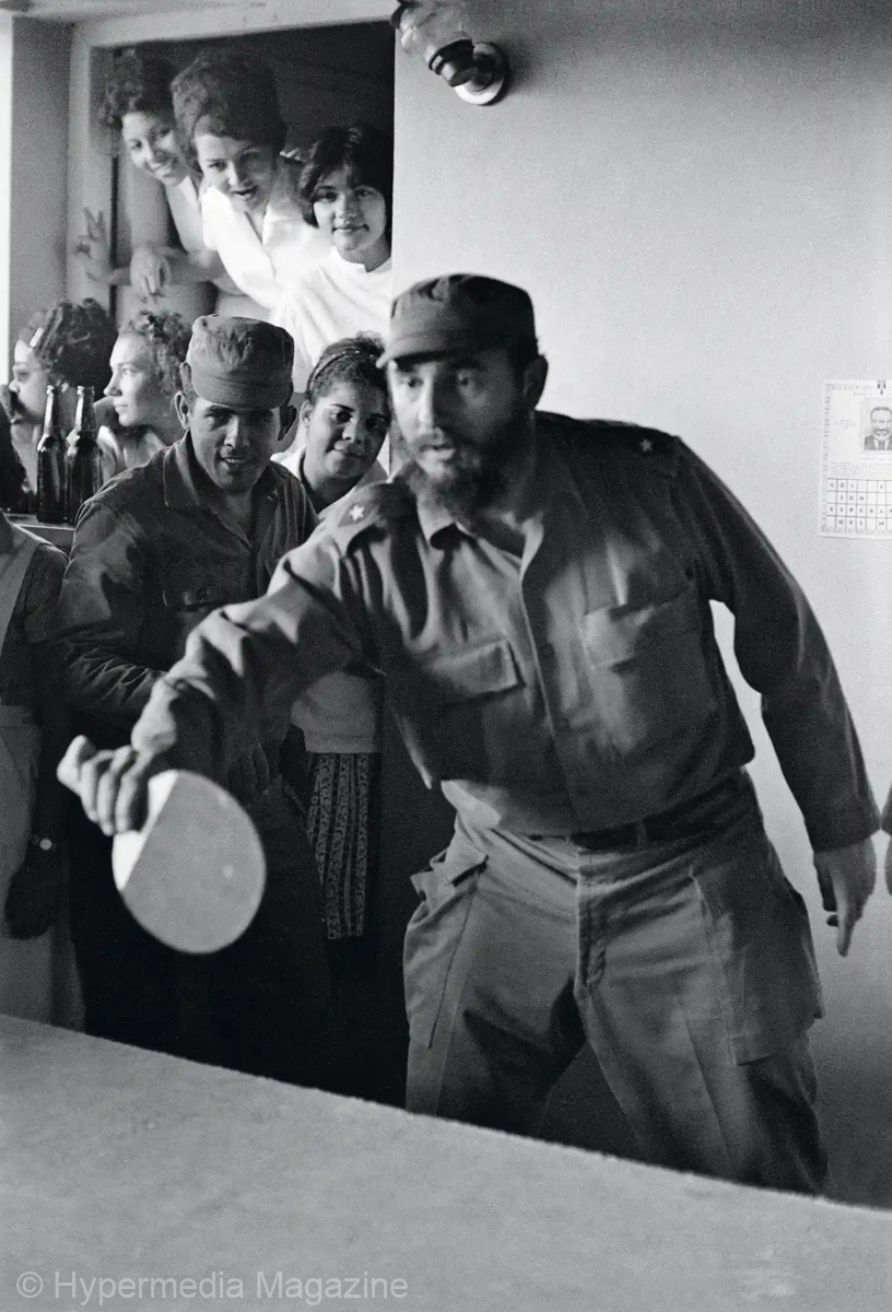 Fidel Castro juega pimpón en una escuela de Santiago de Cuba, 1964