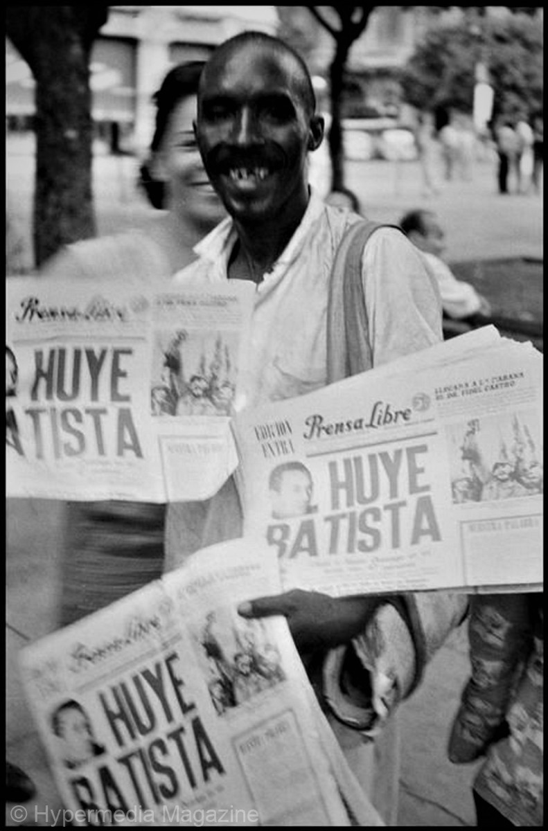 Vendedor de periódicos con el  diario ‘Prensa Libre’, del 1 de enero de 1959