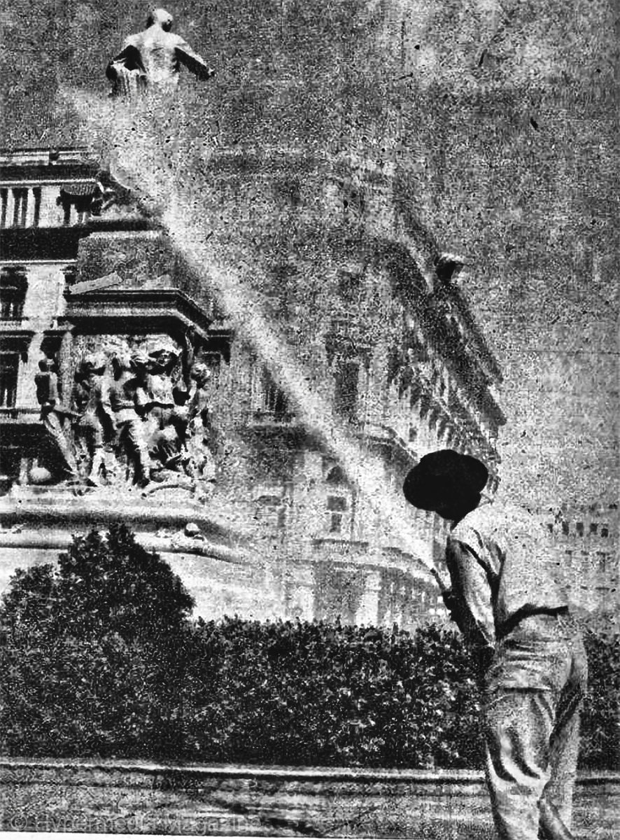 Estatua de José Martí en el Parque Central de La Habana siendo lavada con agua a presión tras el incidente con los marines norteamericanos del viernes 11 de marzo de 1949.