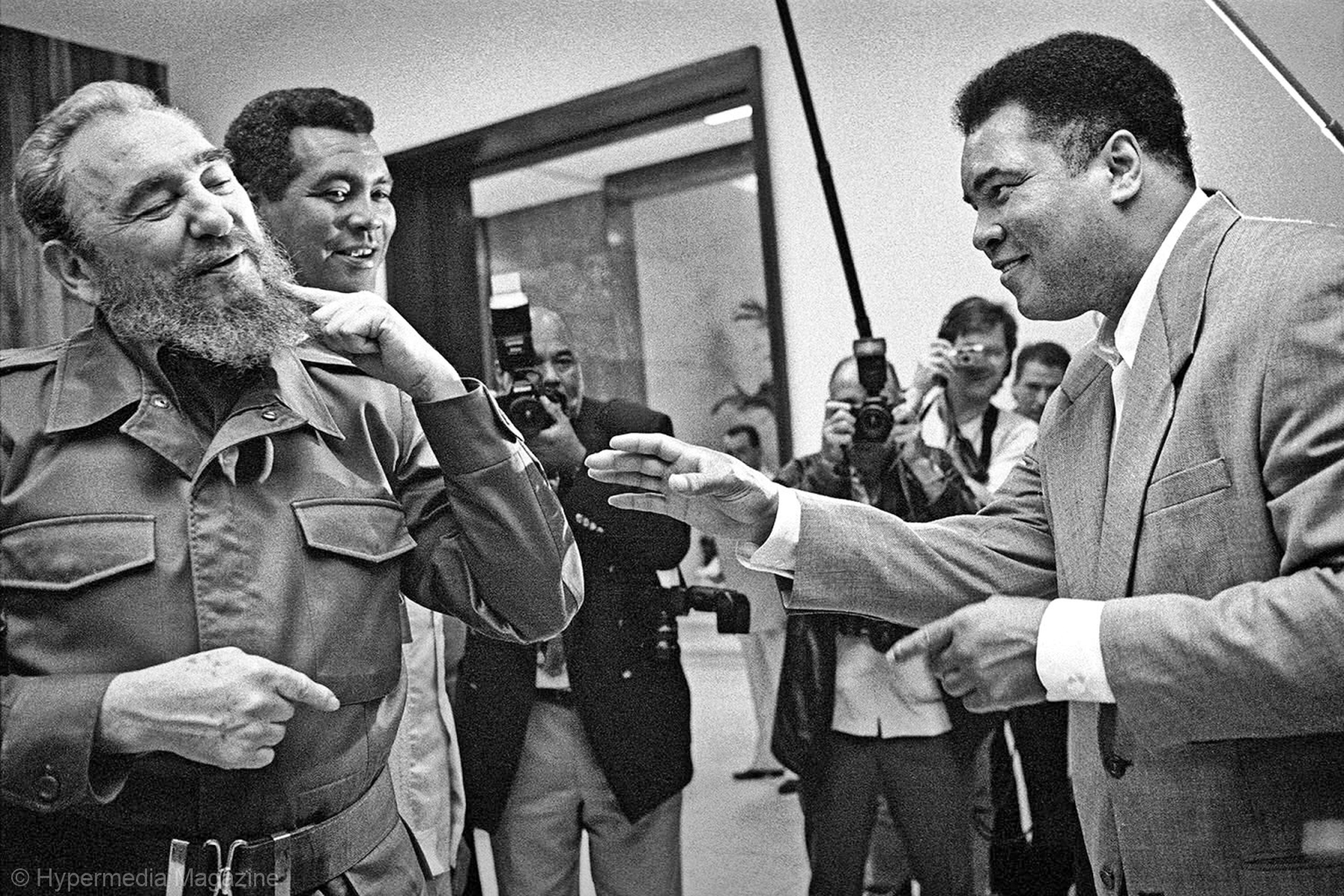 Fidel Castro le señala el rostro al campeón mundial de boxeo Mohamed Alí, durante su visita a La Habana en marzo de 1996.