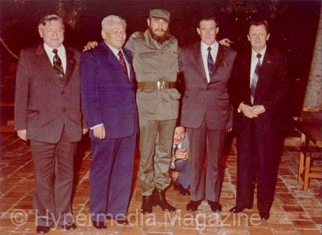Raúl Castro agachado