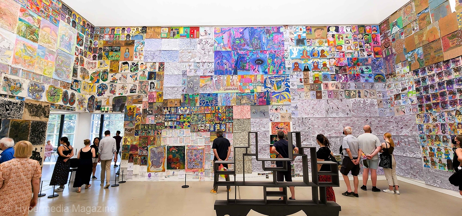 Vista de la exhibición: "La Academia del Bejuco" con obras de Art Brut Project Cuba. Documenta Halle. Documenta 15. Agosto 2022. Kassel, Alemania.
