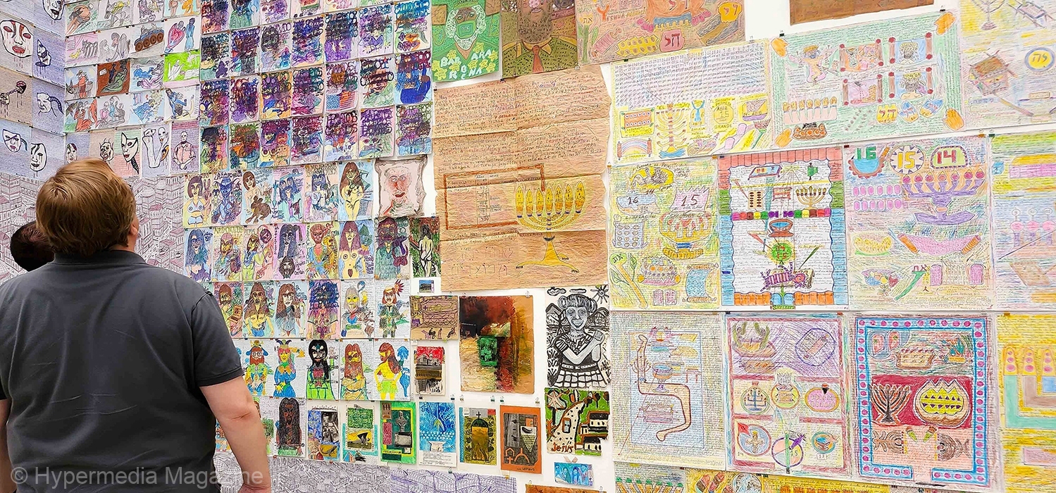 Vista de la exhibición: "La Academia del Bejuco" con obras de Art Brut Project Cuba. Documenta Halle. Documenta 15. Agosto 2022. Kassel, Alemania.