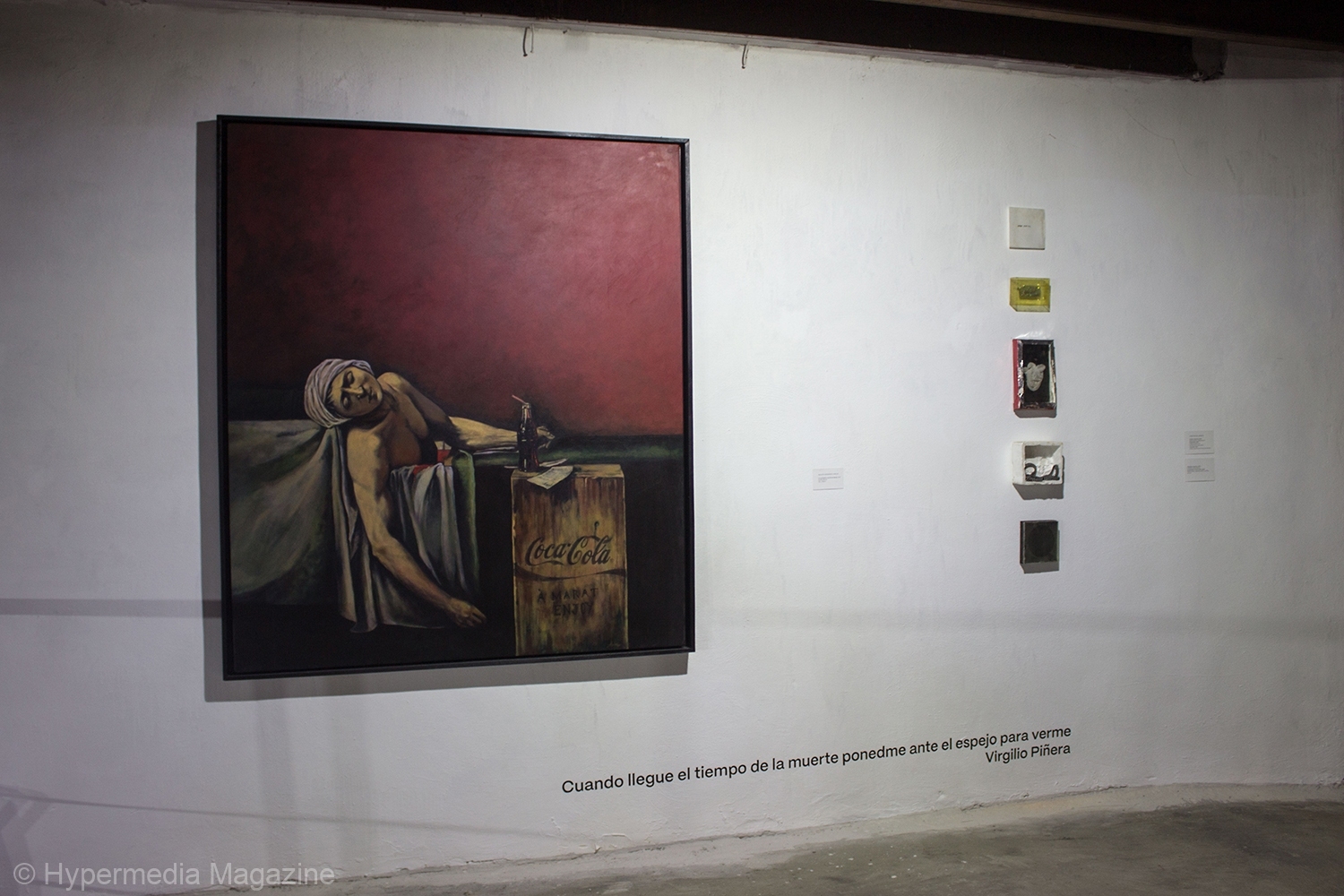 Vista de las obras de Agustín Hernández ‘La verdadera muerte de Marat’ (2017) y José Manuel Mesías ‘Cosas muertas’ (2011), ‘Radiación’ (2011), ‘Corazón’ (2011) ‘Áspides muertos’ (2011) y ‘La estrella muerta’ (2011-2012)