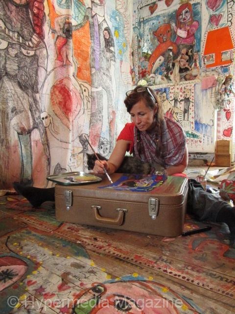 Caroline Dahyot pintando La valija en La Villa Verveine
