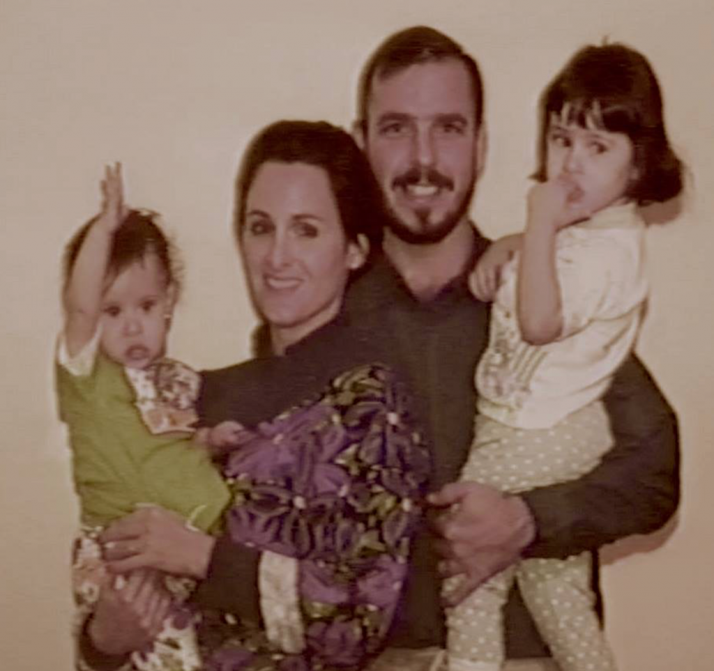 Roberto Valero con su esposa e hijas.