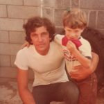Juan Abreu, en California, 1981. Con uno de los hijos de Alex Bueno, familia que lo acogió.
