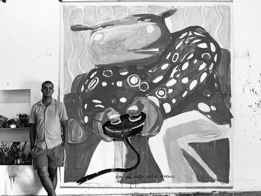 Orestes Hernández un mambí sin camisa arriba de un toro