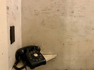 Una de las paredes interiores de Rowan Oak con números de teléfono anotados. Foto: Martha Montejo.