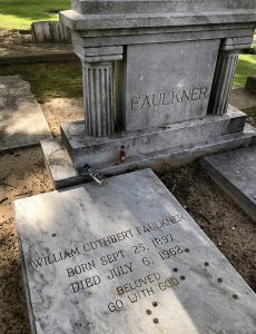Tumba de Faulkner en el Oxford Memorial Cemetery. Foto: Martha Montejo.