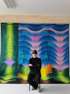 Diango Hernández, 2020. El artista frente a su obra en los estudios FINI de Wuppertal.