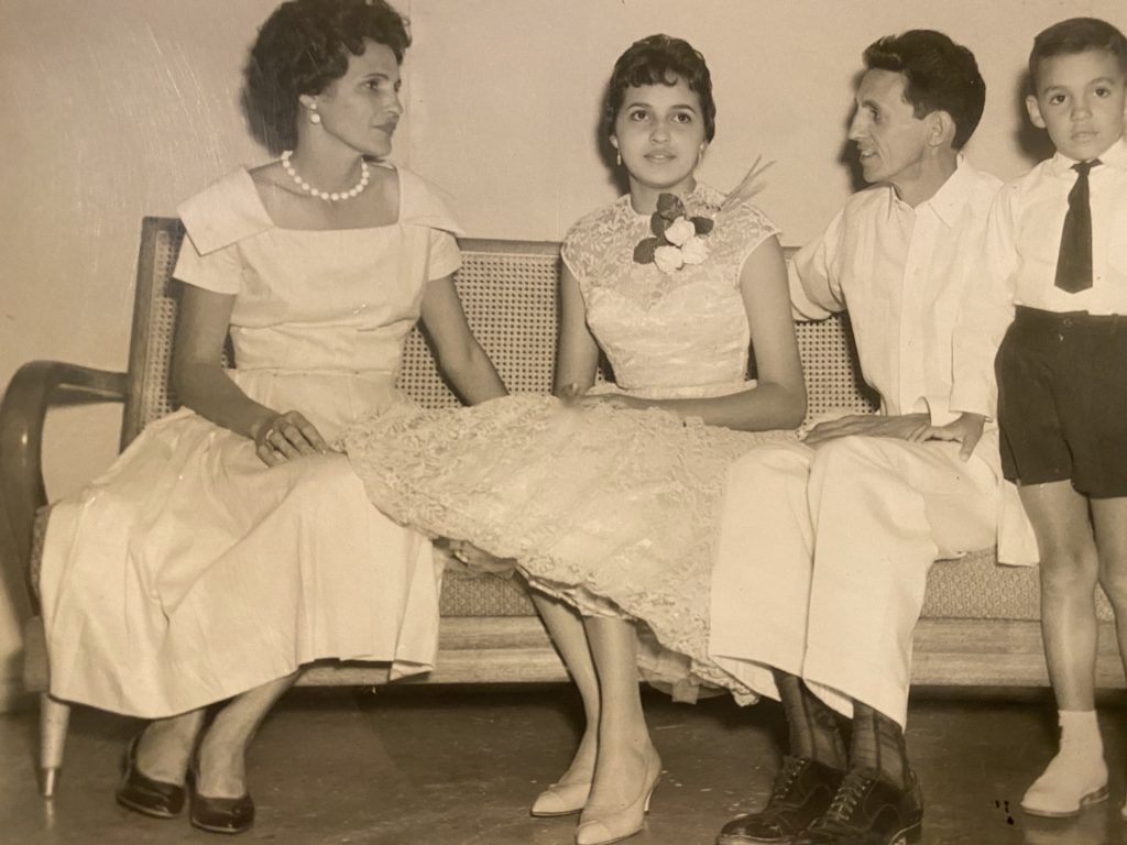 Foto familiar tomada en 1966. En la imagen aparece Néstor Díaz de Villegas junto a sus padres y su hermana Idania. 