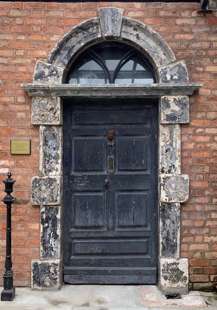 La puerta de 7 Eccles Street, Dublín.
