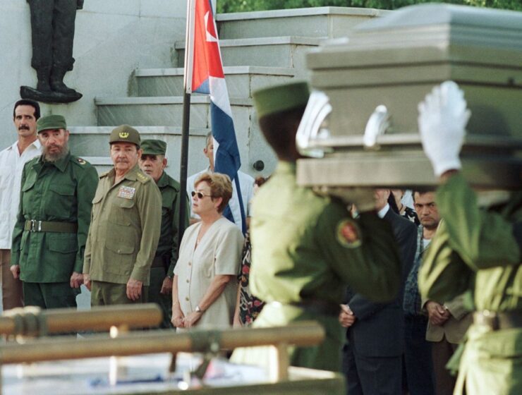 Fidel y Raúl Castro en el funeral de Carlos Rafael Rodríguez en Cuba, 1997.