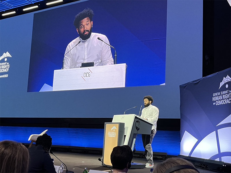 periodista-cubano-abraham-jimenez-enoa-amenazado-por-agentes-de-la-seguridad-del-estado-en-barcelona