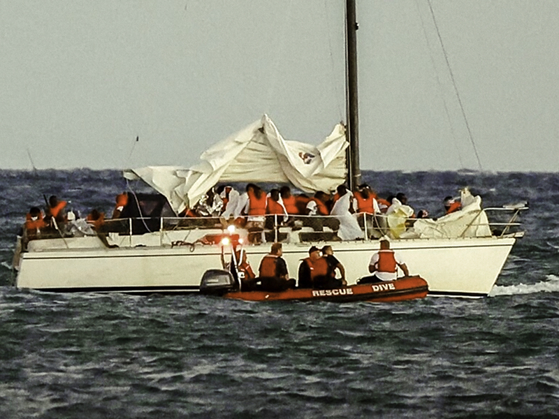 dos individuos fueron detenidos tras ser descubiertos en una embarcación sin combustible junto a 23 migrantes cubanos.