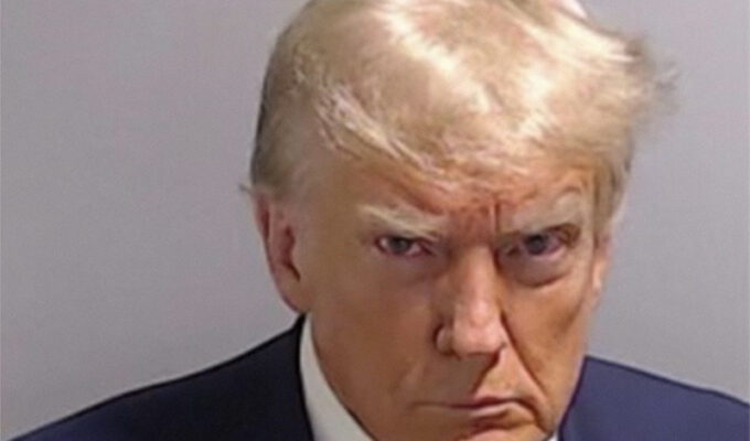 donald-trump-vuelve-a-twitter-y-utiliza-su-foto-de-arresto-como-imagen-de-campana