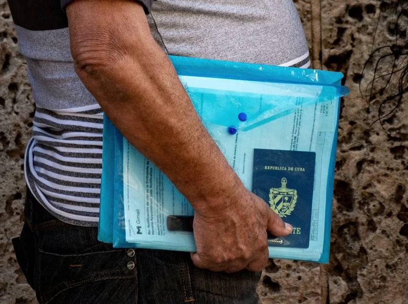 bitacora-emigrante-lexter-savio-pasaporte-cubano