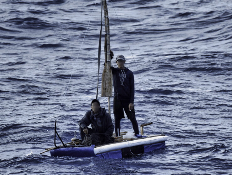 la-guardia-costera-rescata-a-dos-cubanos-en-alta-mar