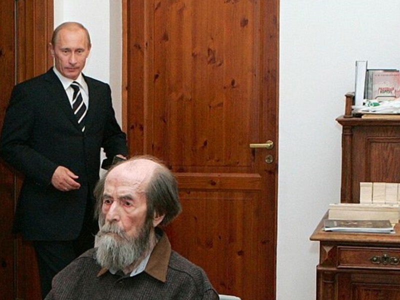 putin-julio-lorente-solzhenitsyn-saludo