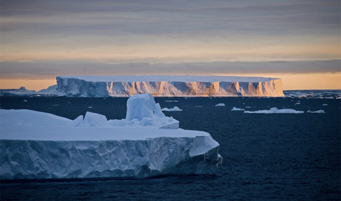 un-iceberg-gigante-atrapado-durante-decadas-se-aleja-de-las-aguas-antarticas