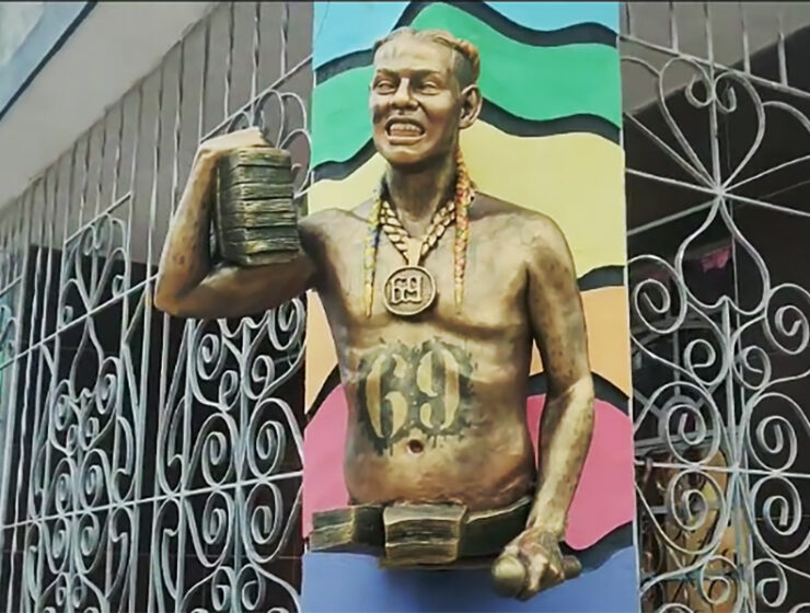 6ix9ine-homenajeado-con-una-estatua-de-oro-en-cuba