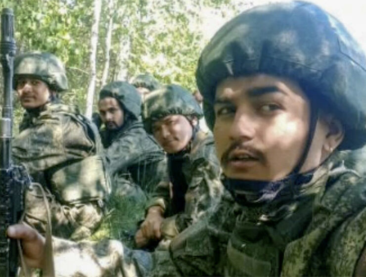 Joven en traje militar un soldado mercenario en los tiempos