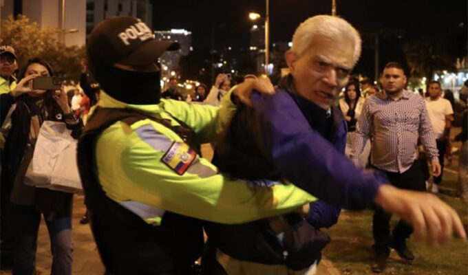 La policía ecuatoriana irrumpió a última hora del viernes en la embajada de México en Quito y sacó a un ex vicepresidente que había solicitado asilo.