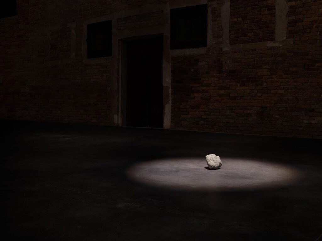 “La instalación ‘<b>Piedra iluminada / piedra no iluminada</b>’ de Wilfredo Prieto es <b>una obra que desafía al espectador</b> a cuestionar las <b>dualidades y contradicciones</b> inherentes a la existencia <b>humana</b>”.