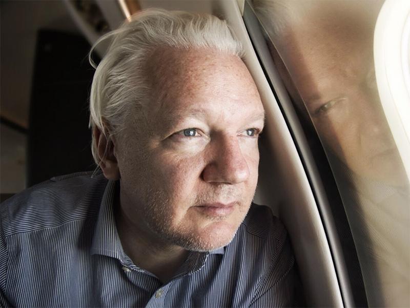 julian-assange-vuela-de-regreso-a-australia-tras-12-anos-de-batalla-legal